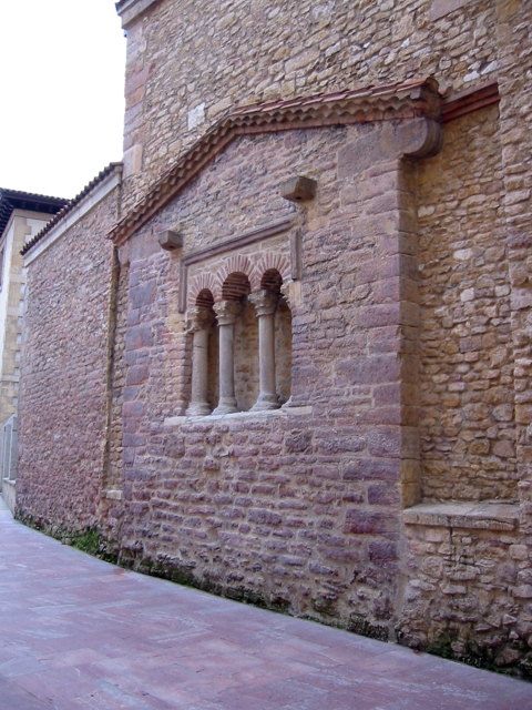 Evoluci&oacute;n hist&oacute;rico-arqueol&oacute;gica del &aacute;bside de San Tirso