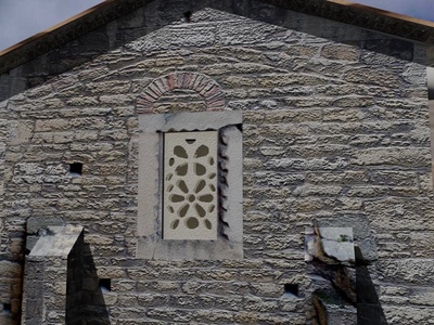 Arco de descarga sobre dintel. Testero de la capilla de San Miguel, en la Cámara Santa de Oviedo.