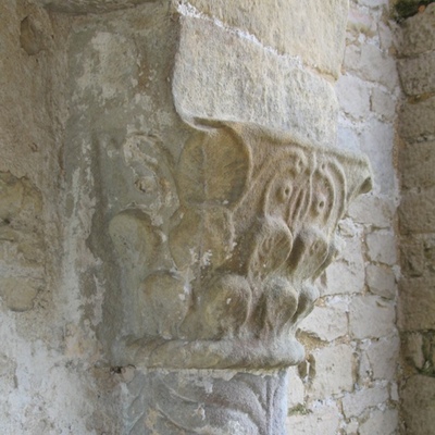 Capitel entrego de tipo corintio. Santa María de Naranco.