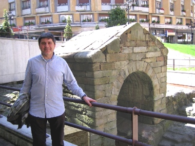 El autor junto a su reconstrucción de la fuente de Foncalada.