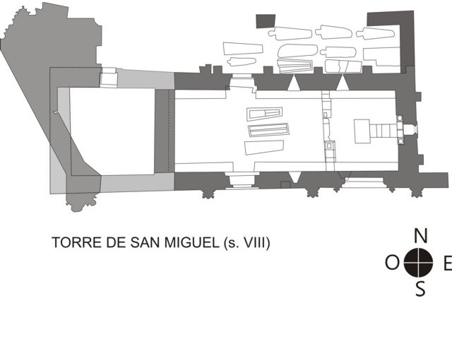 Torre de San Miguel (izquierda) y Cámara Santa, a nivel del suelo.