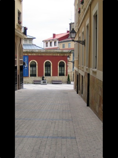 Estado actual de la calleja de los huevos, en cuyo lateral S apareció un importante tramo de muro, anterior al s. XIII, atribuible a Alfonso III. Vista hacia el E.