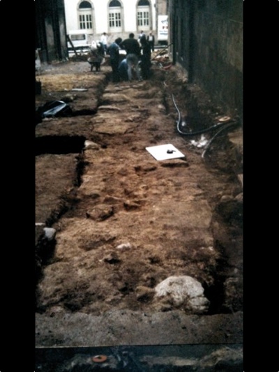 Calleja de los Huevos. Tramo de muralla altomedieval, de 1,5 m de anchura, atribuible al reinado de Alfonso III (866 – 910). Vista hacia el E.