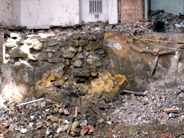 Calle de Ramón y Cajal. Resto de muro defensivo altomedieval que servía de suelo a una habitación.